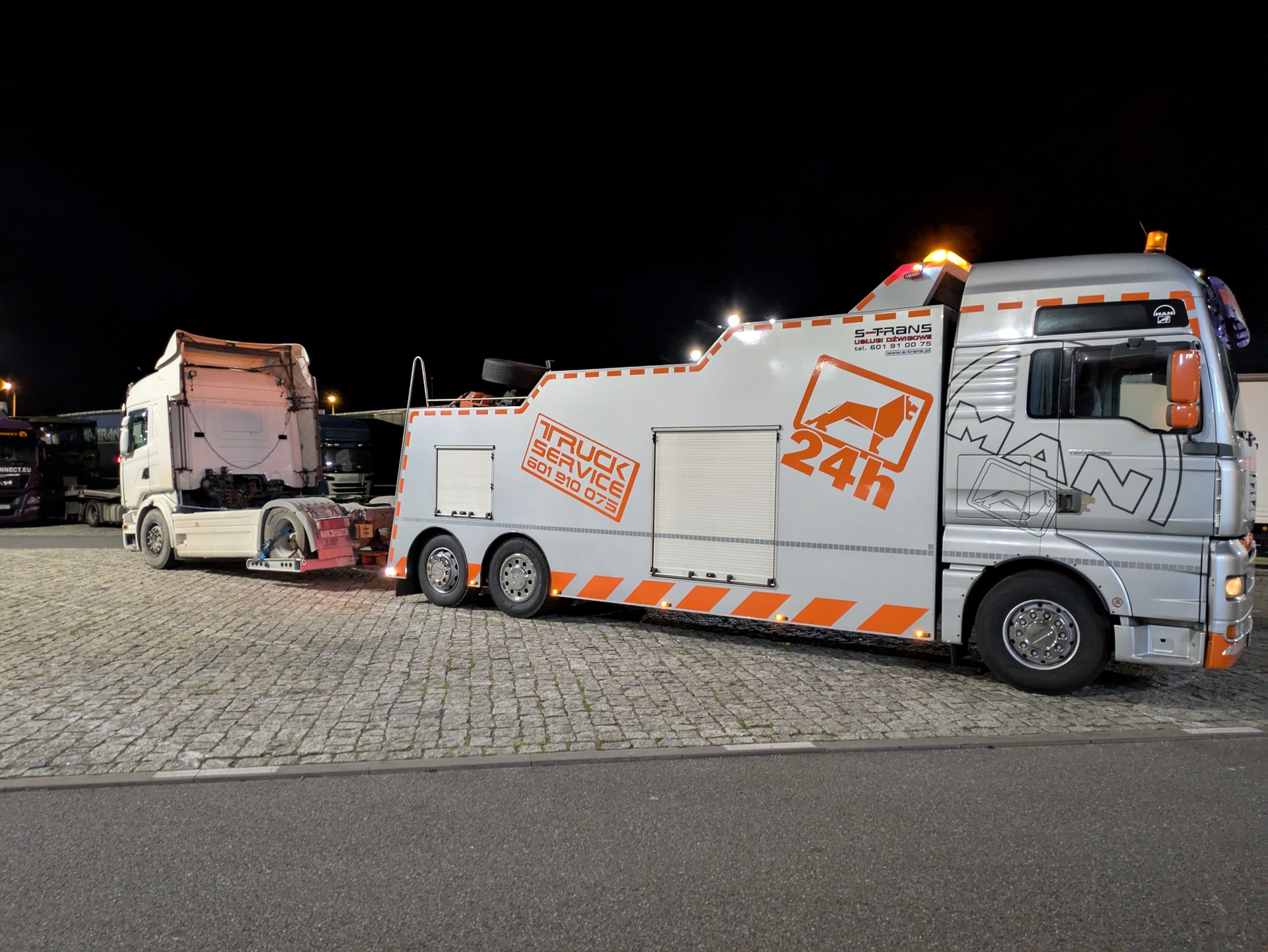 Montaż maszyn w halach