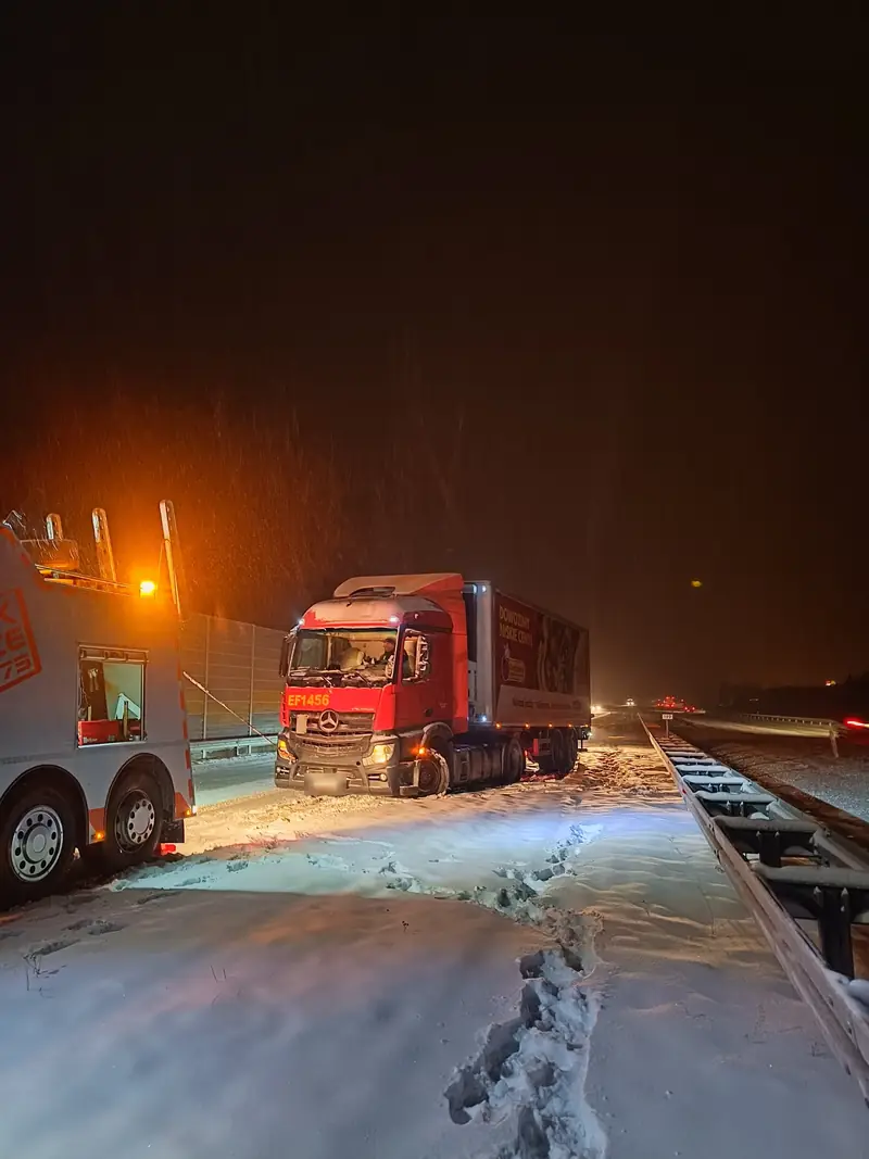 Holowanie ciężarówki, która w śnieżycy zjechała z jezdni drogi ekspresowej