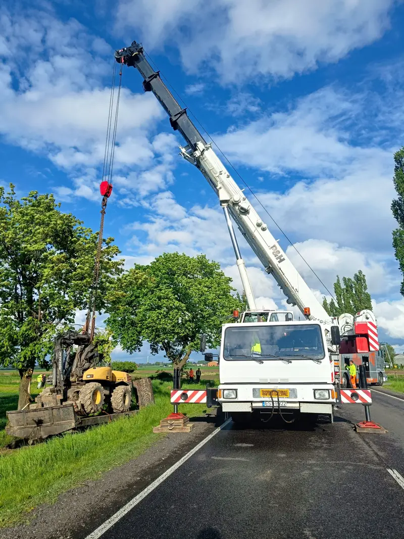 Dźwig samojezdny S-Trans podnosi koparkę kołową z rowu przy drodze