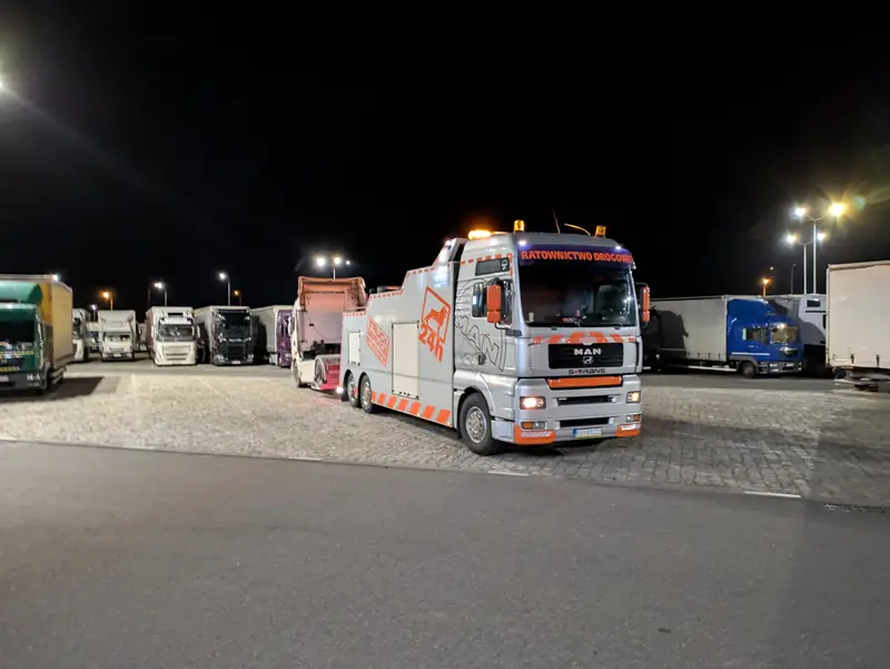 Holownik S-Trans holuje ciągnik siodłowy na parkingu dla ciężarówek