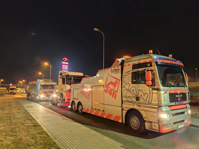 Holownik S-Trans Ratownictwo Drogowe 24h z ciągnikiem siodłowym na stacji paliw nocą