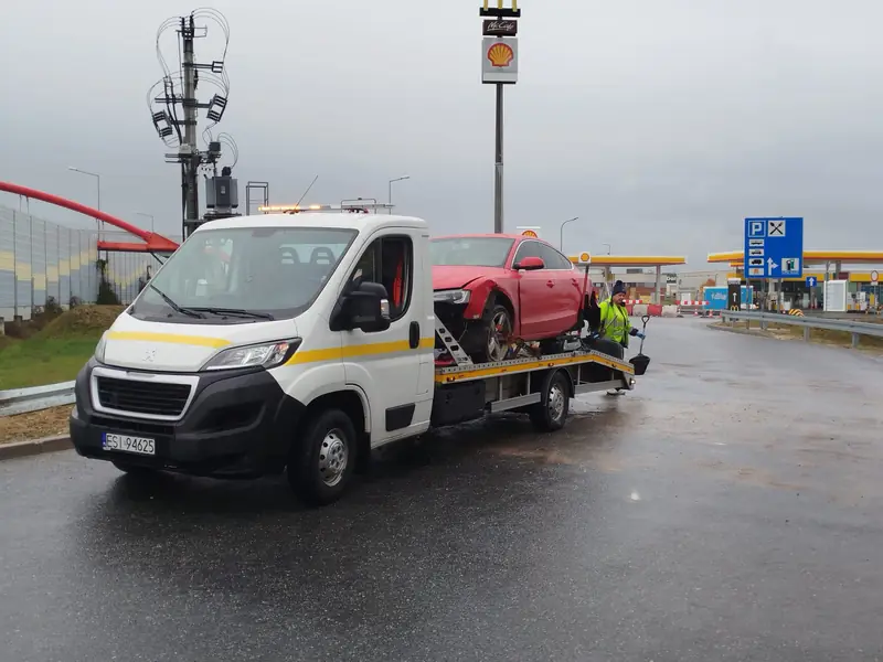 Laweta S-Trans z samochodem po kolizji na miejscu obsługi podróżnych