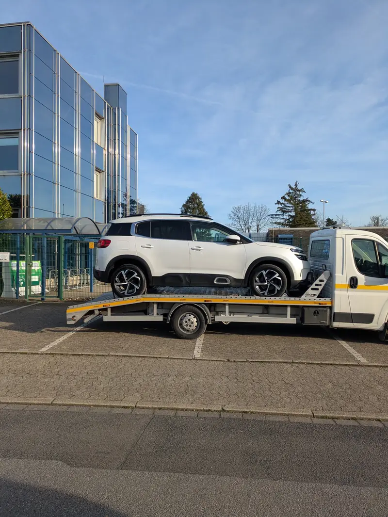 Biały SUV na lawecie S-Trans podczas transportu