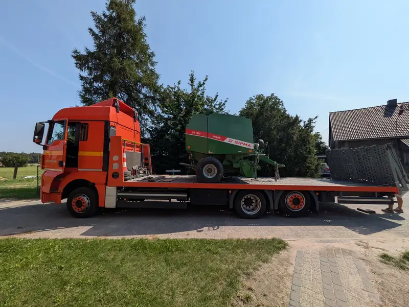 Transport prasy rolniczej na platformie ciężarówki S-Trans